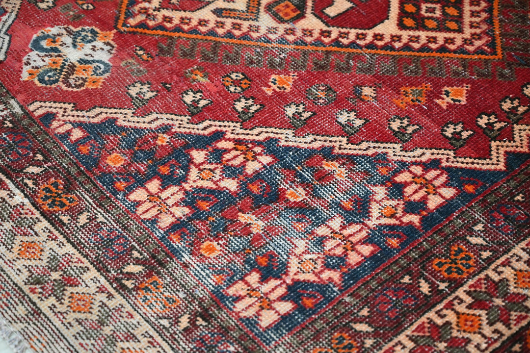 red Large rug 5' 0" x 9' 7"