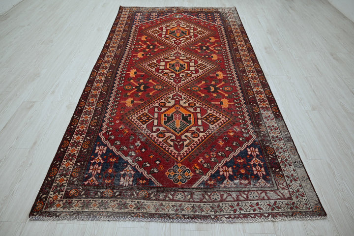 red Large rug 5' 0" x 9' 7"