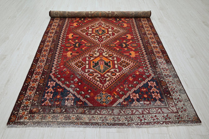red Large rug 5' 0" x 9' 7"