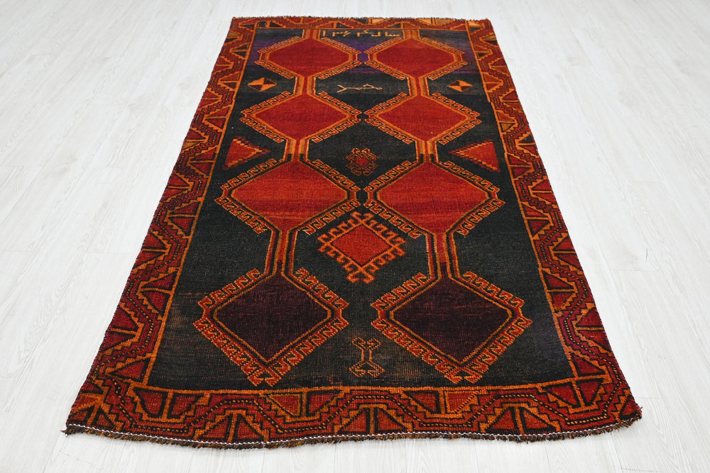 black Medium rug 4' 3" x 8' 1"