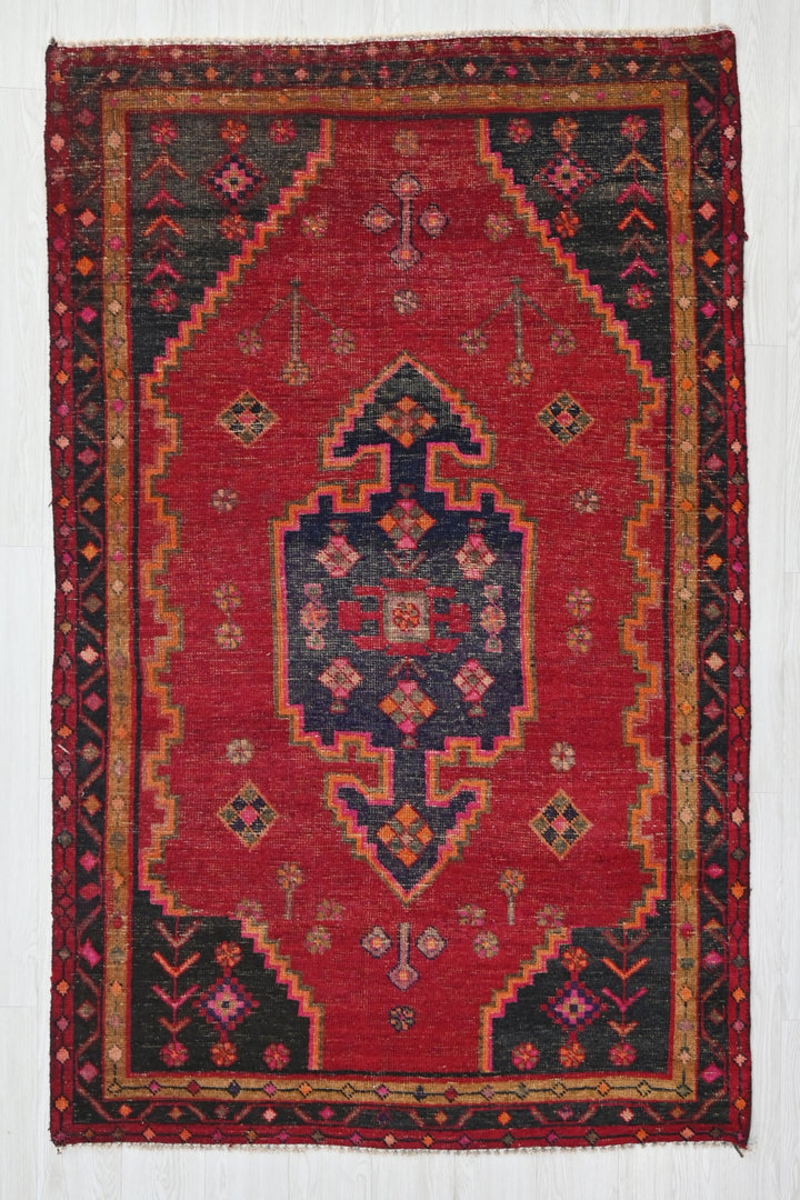 red Medium rug 4' 3" x 7' 4"