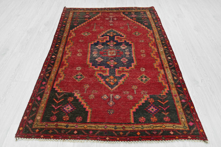 red Medium rug 4' 3" x 7' 4"
