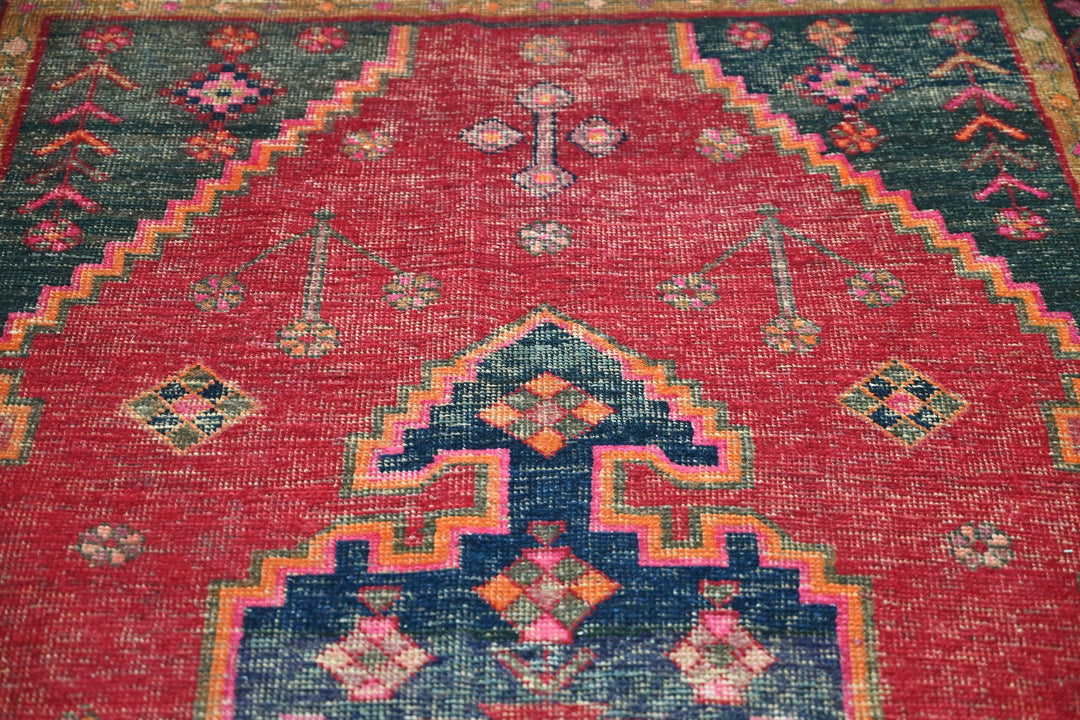 red Medium rug 4' 3" x 7' 4"