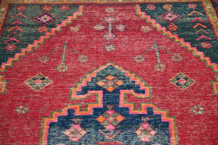 red Medium rug 4' 3" x 7' 4"