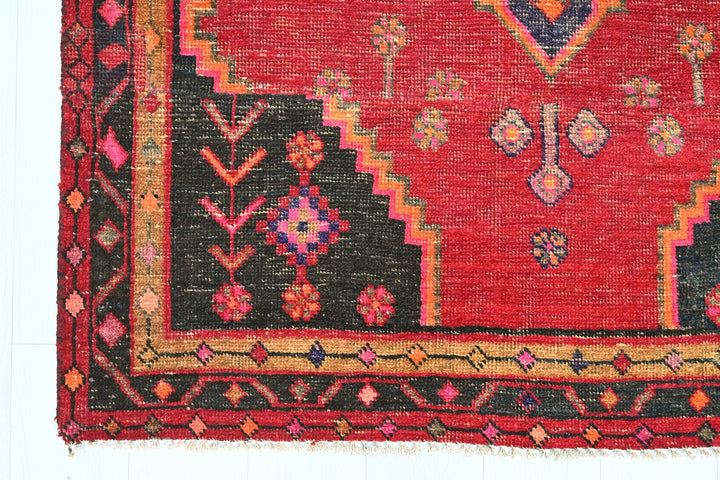 red Medium rug 4' 3" x 7' 4"
