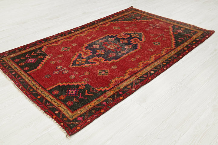 red Medium rug 4' 3" x 7' 4"