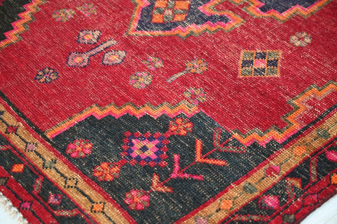 red Medium rug 4' 3" x 7' 4"