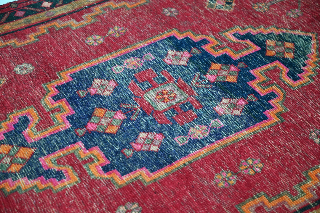red Medium rug 4' 3" x 7' 4"