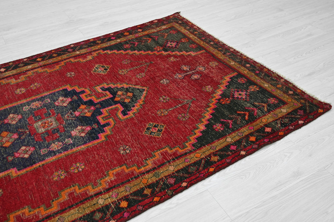 red Medium rug 4' 3" x 7' 4"