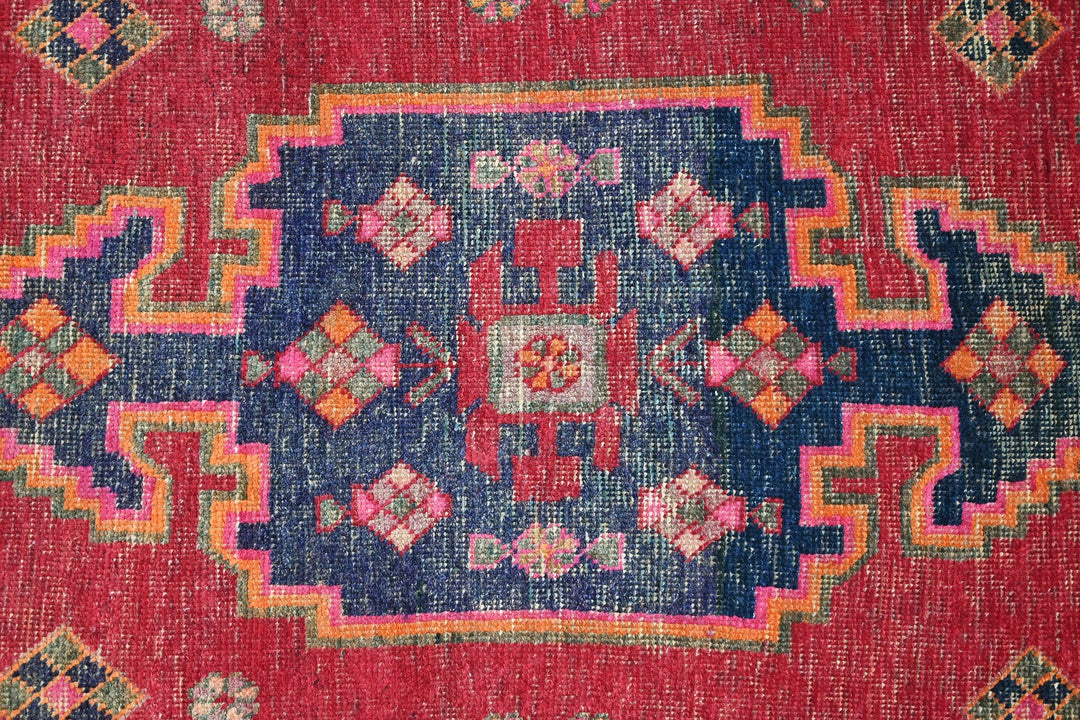 red Medium rug 4' 3" x 7' 4"