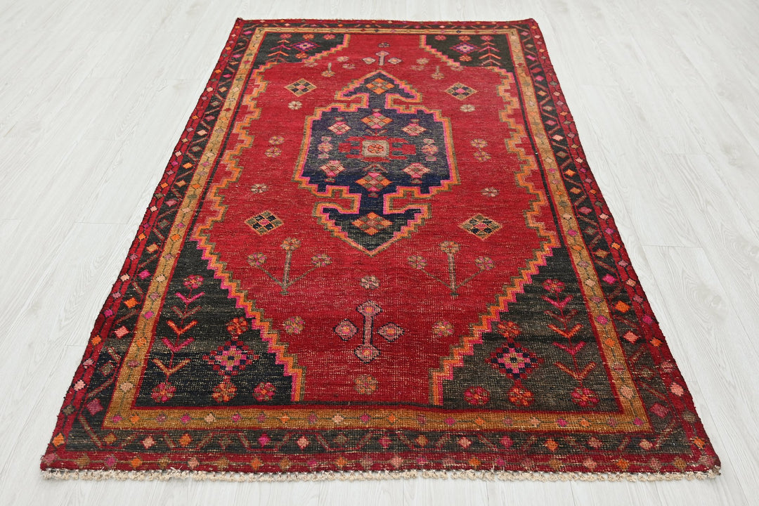 red Medium rug 4' 3" x 7' 4"