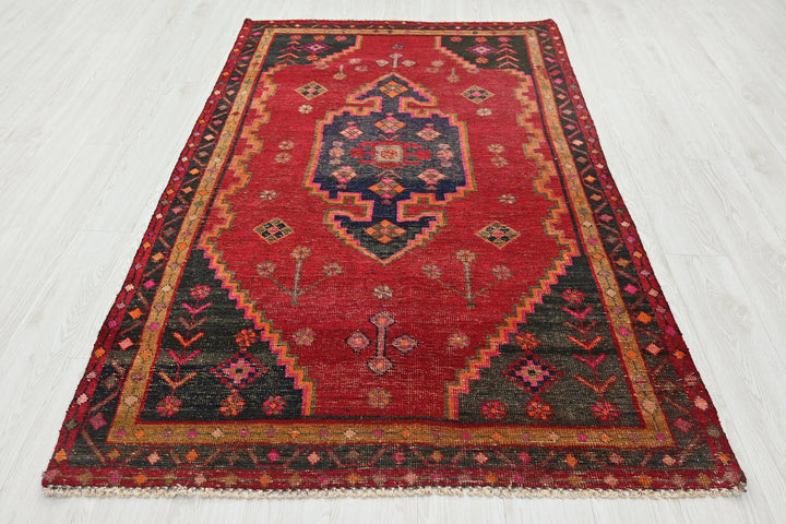 red Medium rug 4' 3" x 7' 4"