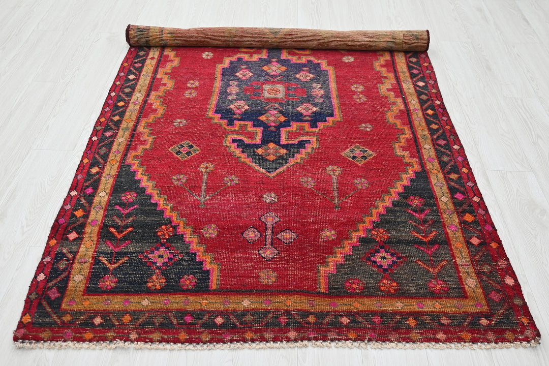 red Medium rug 4' 3" x 7' 4"