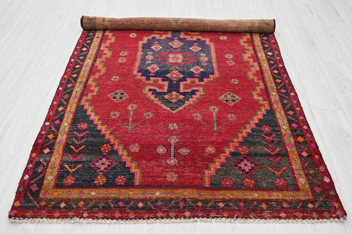 red Medium rug 4' 3" x 7' 4"