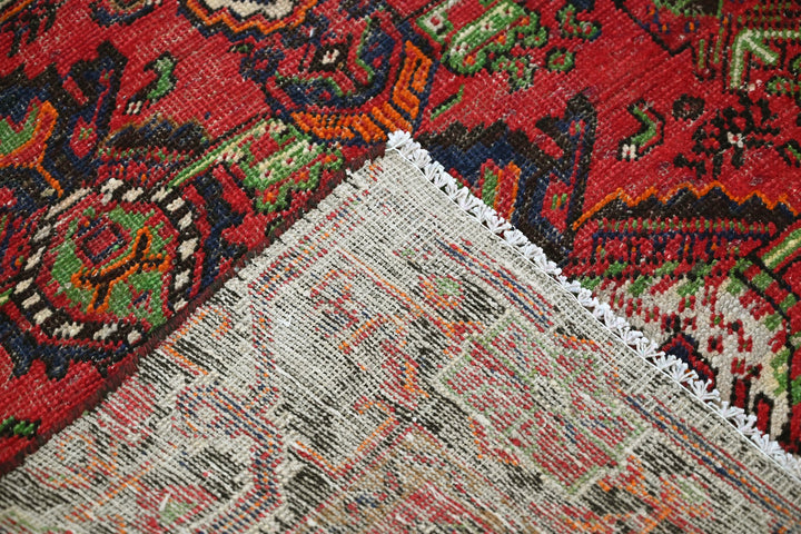 red Medium rug 4' 6" x 7' 9"