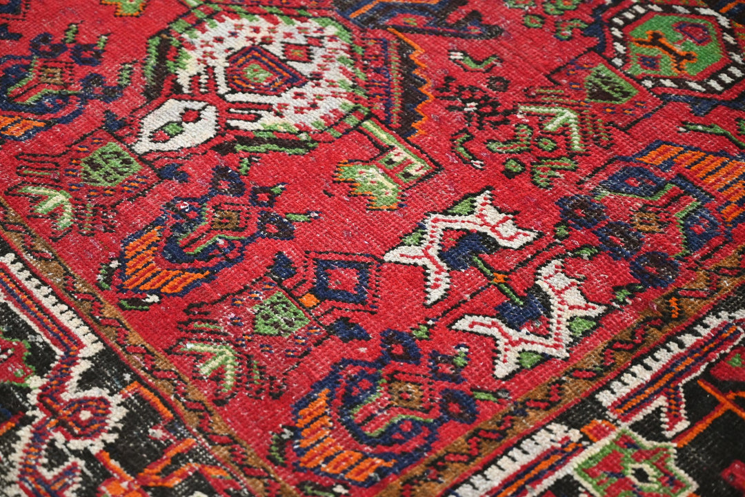 red Medium rug 4' 6" x 7' 9"