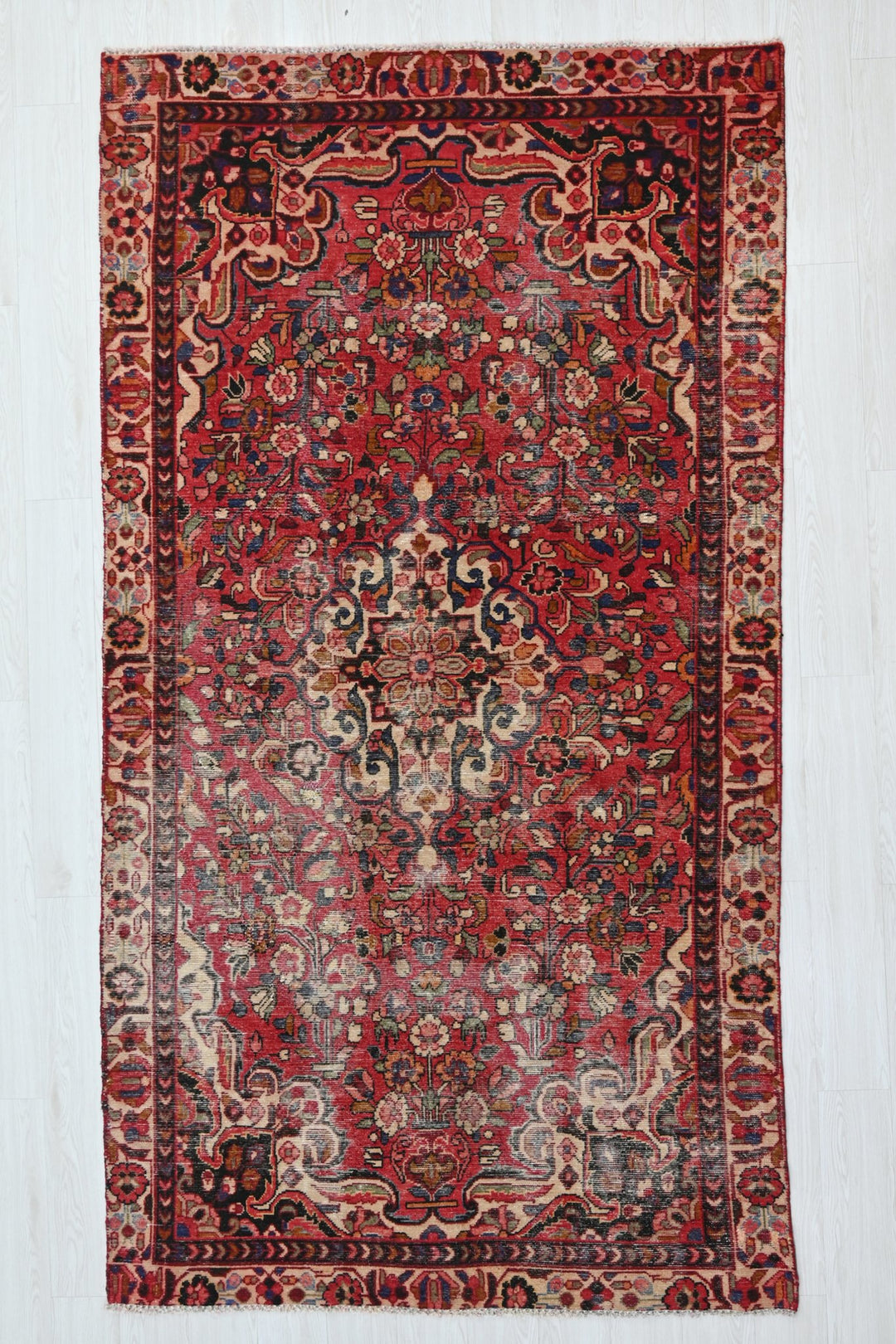 red Medium rug 4' 10" x 9' 4"
