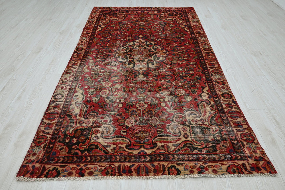 red Medium rug 4' 10" x 9' 4"