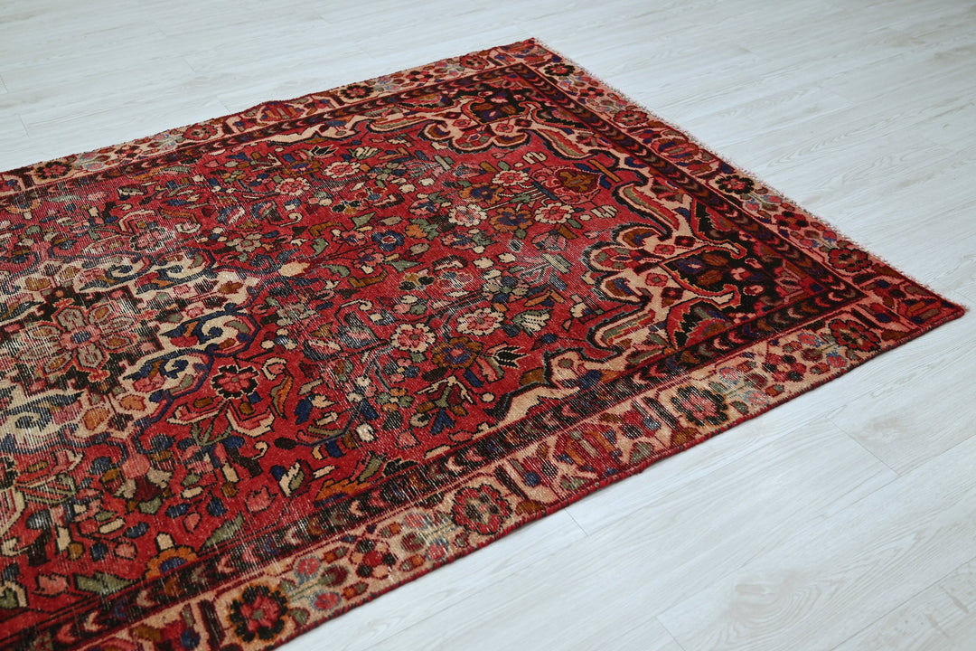 red Medium rug 4' 10" x 9' 4"
