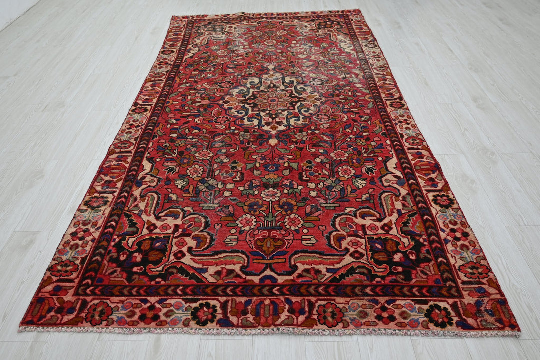 red Medium rug 4' 10" x 9' 4"