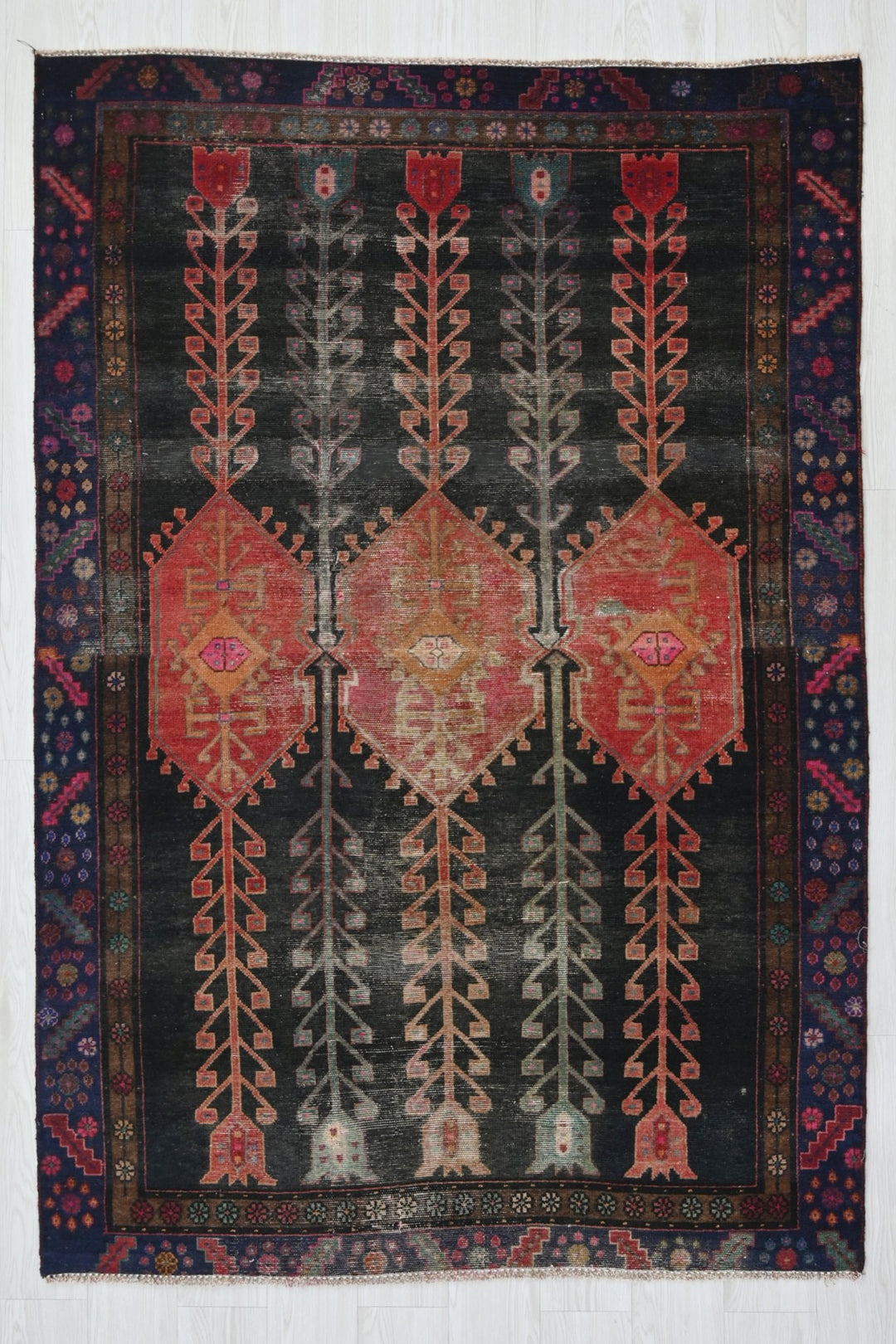black Medium rug 4' 7" x 6' 8"