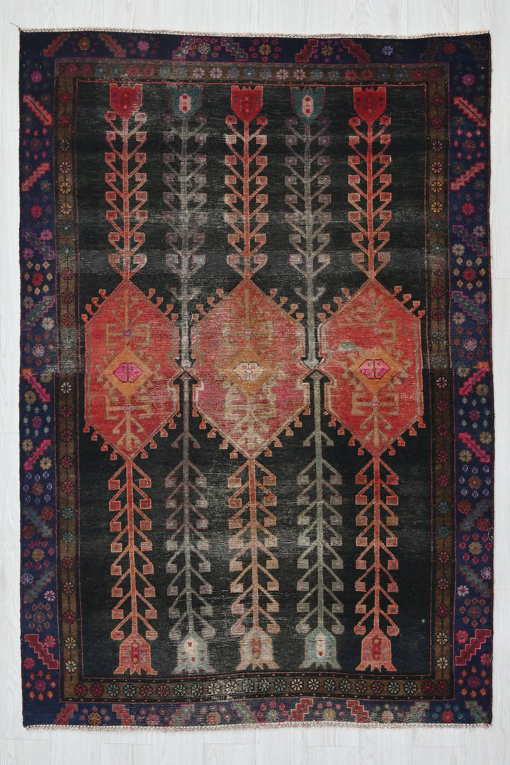 black Medium rug 4' 7" x 6' 8"