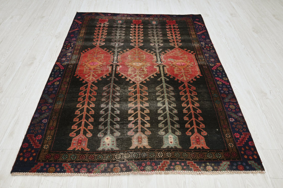 black Medium rug 4' 7" x 6' 8"