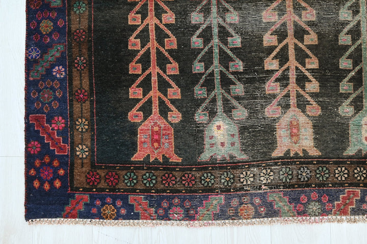 black Medium rug 4' 7" x 6' 8"