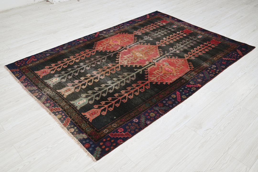 black Medium rug 4' 7" x 6' 8"