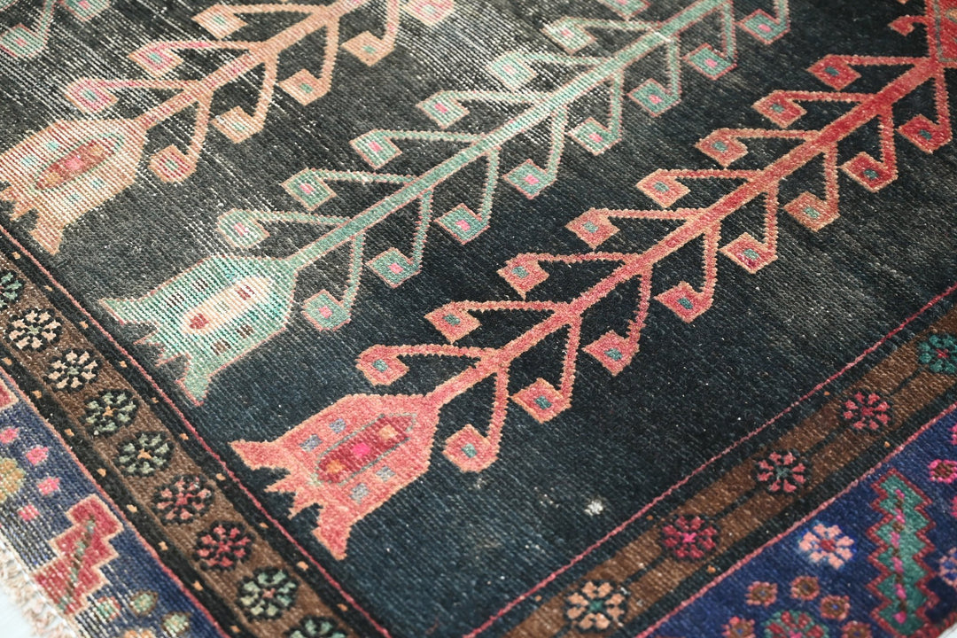 black Medium rug 4' 7" x 6' 8"