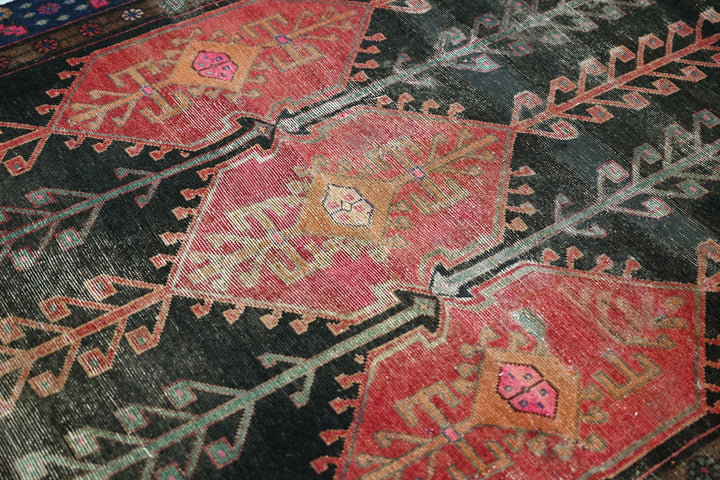 black Medium rug 4' 7" x 6' 8"