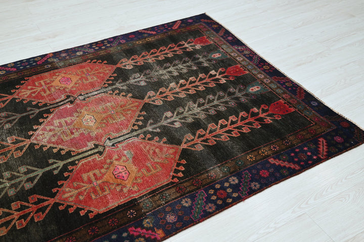 black Medium rug 4' 7" x 6' 8"