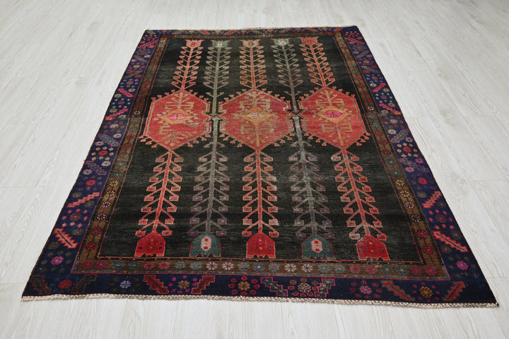 black Medium rug 4' 7" x 6' 8"