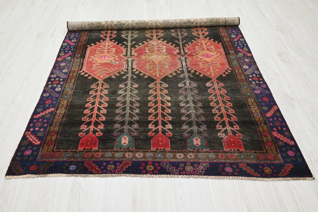 black Medium rug 4' 7" x 6' 8"