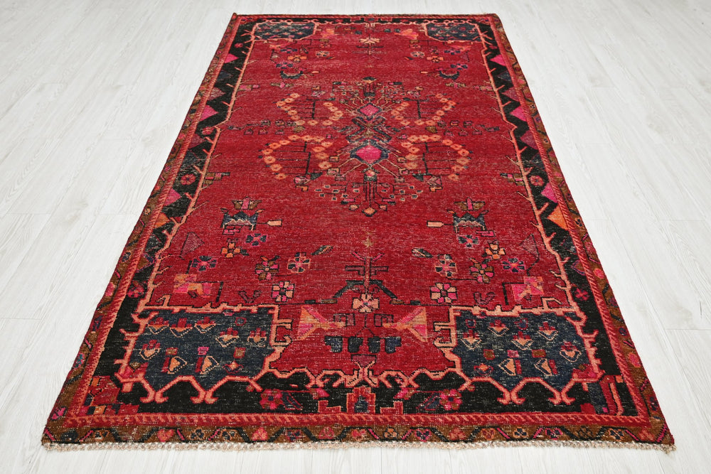 red Medium rug 4' 9" x 8' 4"