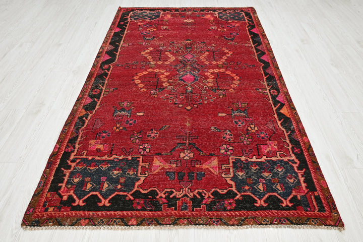 red Medium rug 4' 9" x 8' 4"