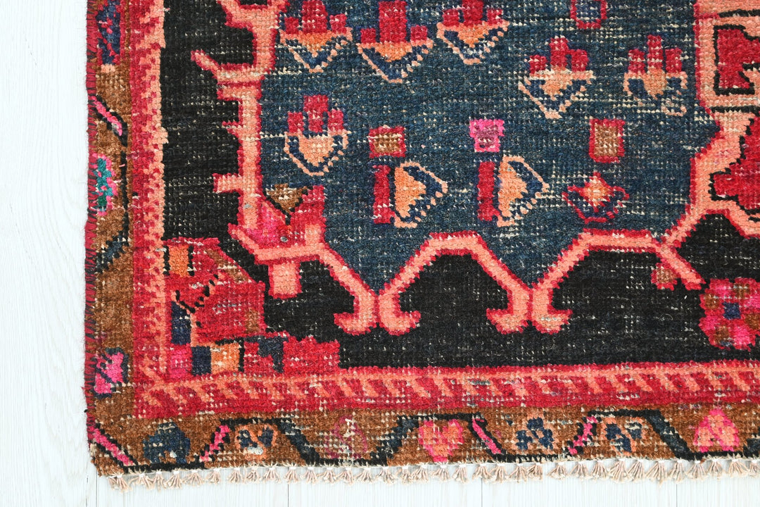 red Medium rug 4' 9" x 8' 4"