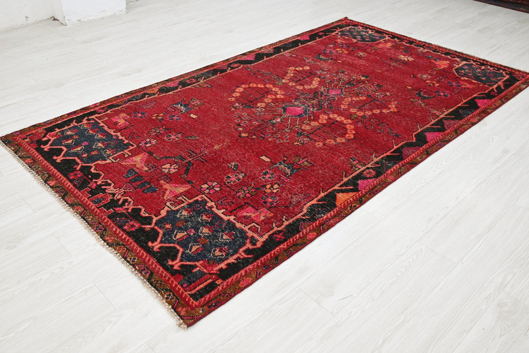 red Medium rug 4' 9" x 8' 4"