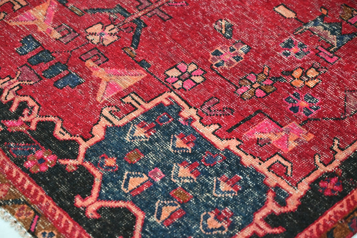 red Medium rug 4' 9" x 8' 4"