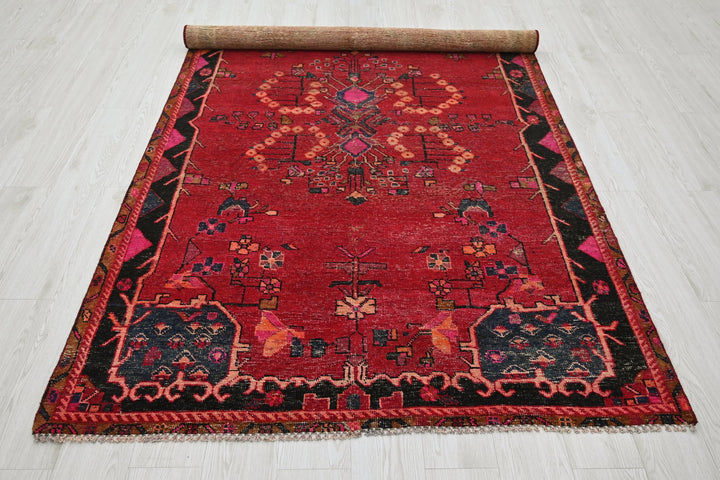 red Medium rug 4' 9" x 8' 4"