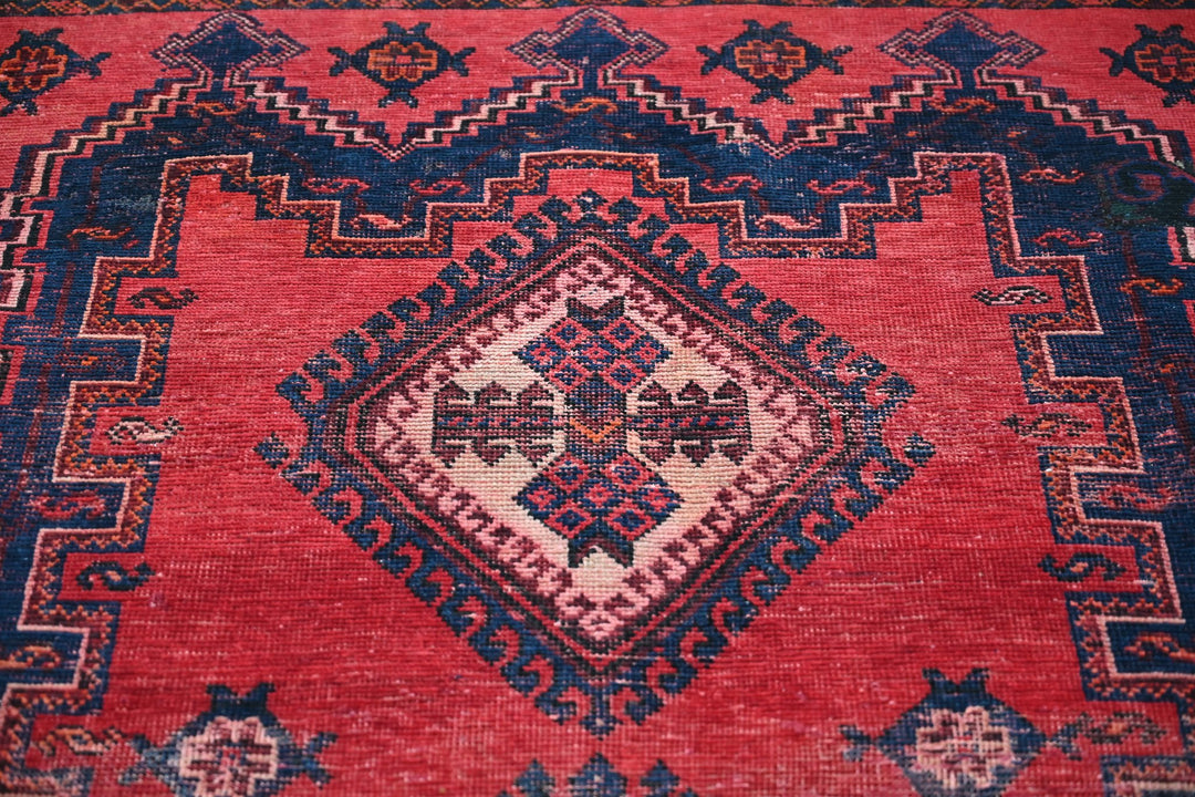 red Medium rug 4' 11" x 6' 11"