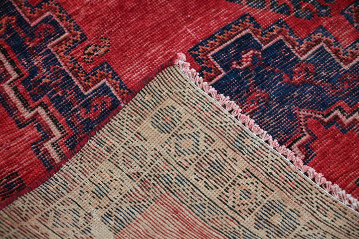 red Medium rug 4' 11" x 6' 11"