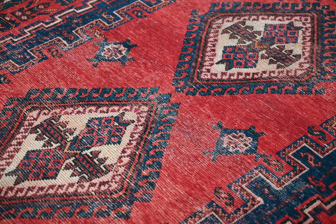red Medium rug 4' 11" x 6' 11"