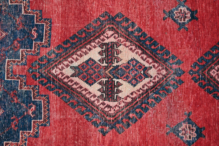 red Medium rug 4' 11" x 6' 11"