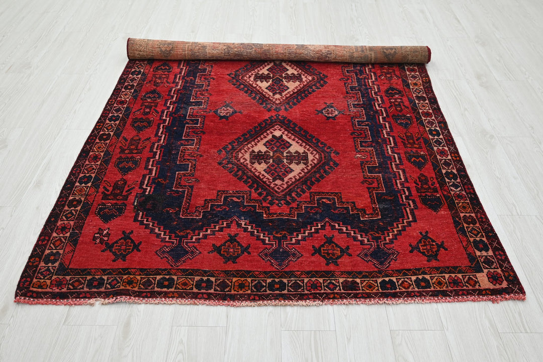 red Medium rug 4' 11" x 6' 11"