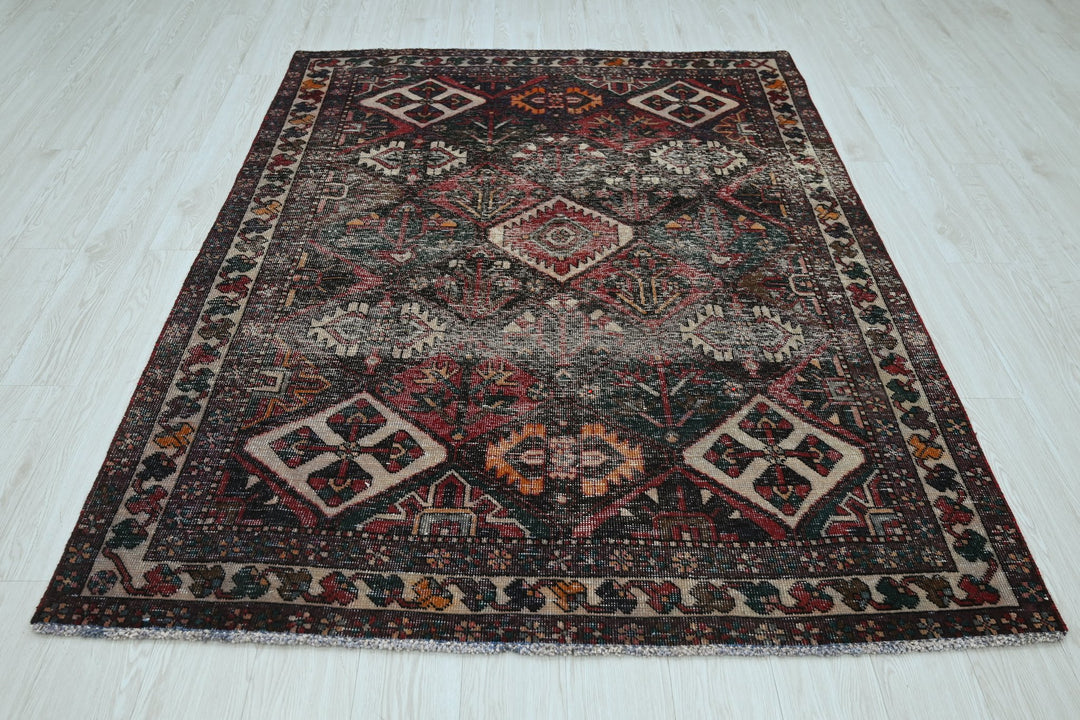 black Medium rug 5' 3" x 7' 0"