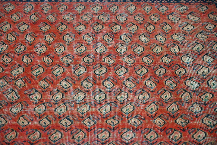 red Medium rug 4' 9" x 6' 7"