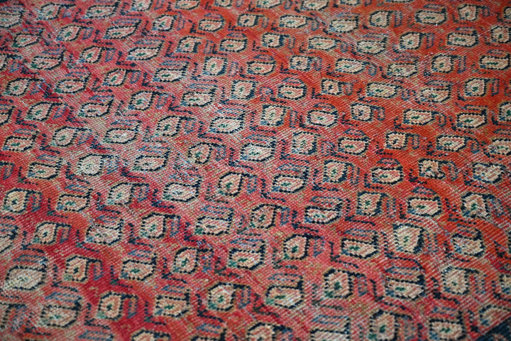red Medium rug 4' 9" x 6' 7"