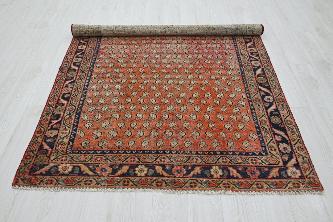 red Medium rug 4' 9" x 6' 7"