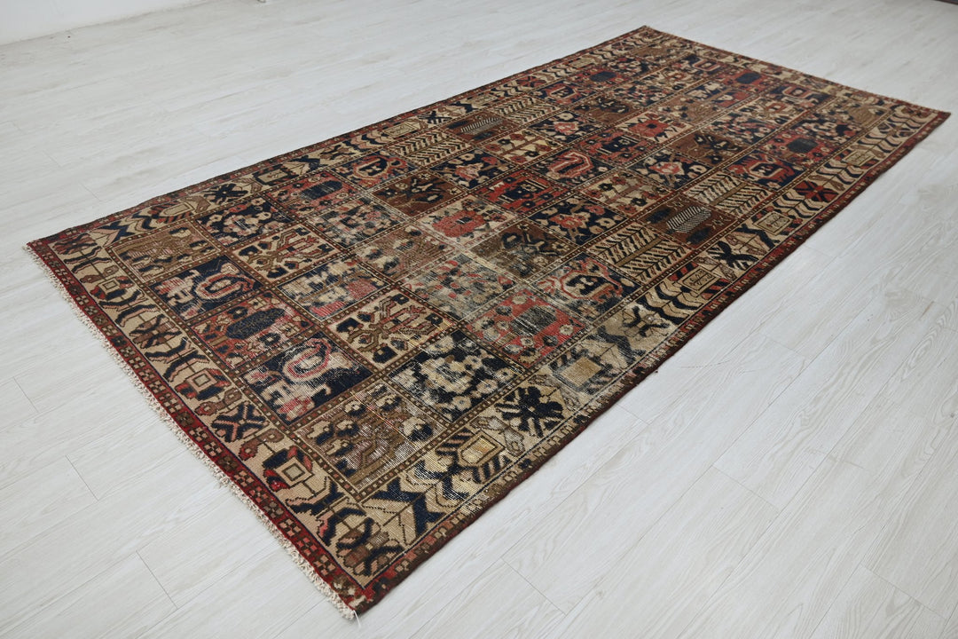 brown Large rug 4' 9" x 9' 7"